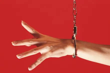 Mengenal BDSM yang Berbeda dengan Kekerasan Seksual